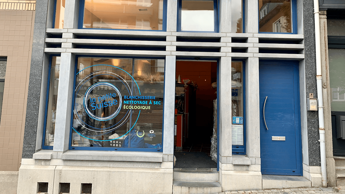 Devanture bleue de la boutique La Petite Suisse, Rue du Roitelet à Watermael-Boitsfort