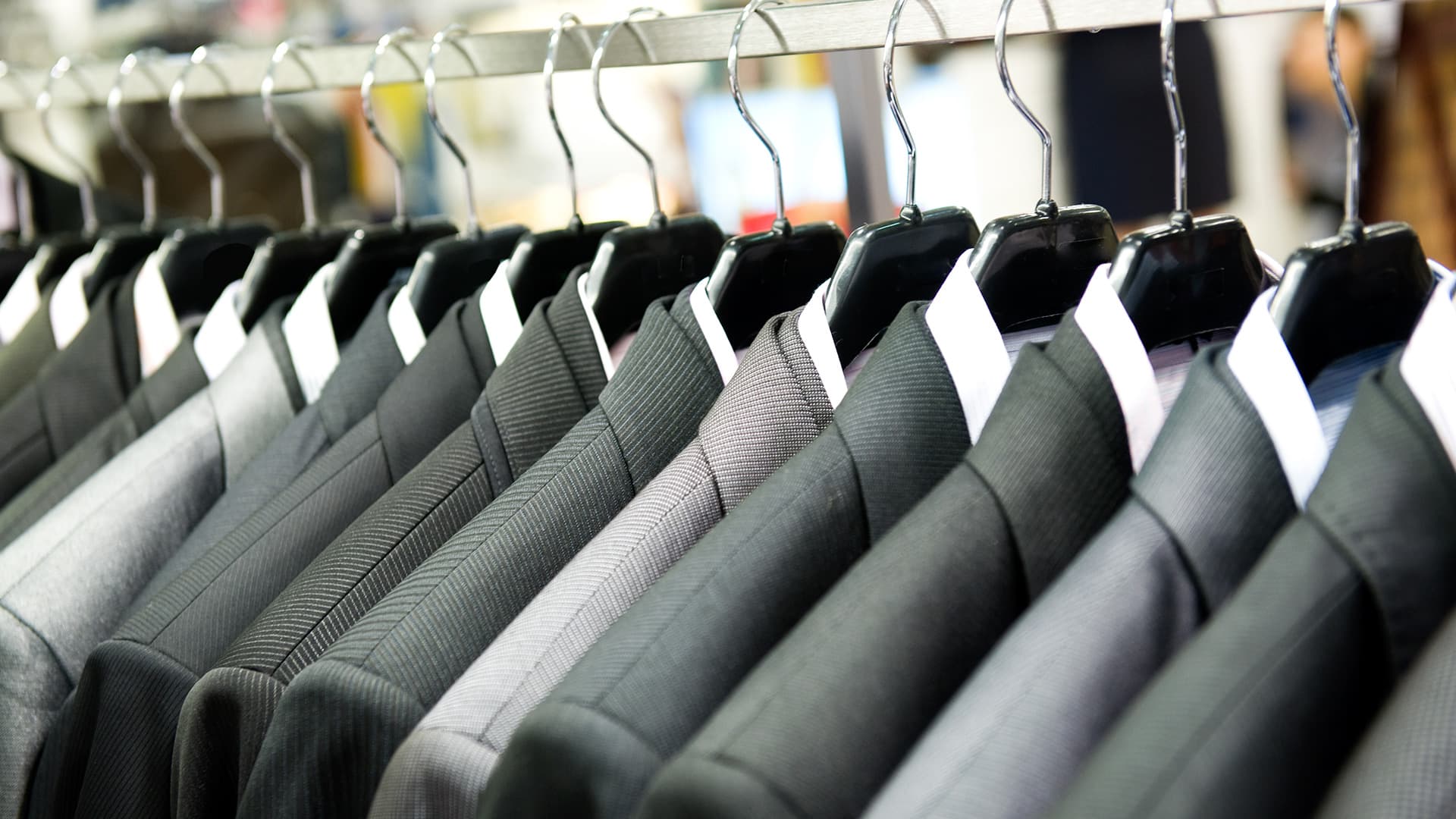 Costumes suspendus après un nettoyage à sec
